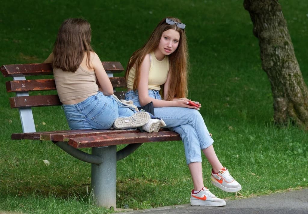 Девочки-подростки в парке